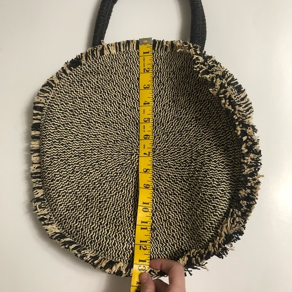 Certified vegan round woven straw tote - Picture 9 of 12